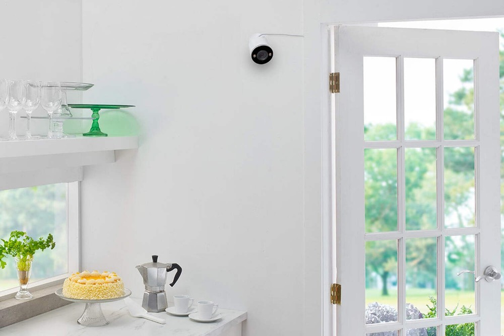 Lorex 2K Spotlight Wi-Fi Security Camera (32GB, Cloud-Enabled) - Open Box