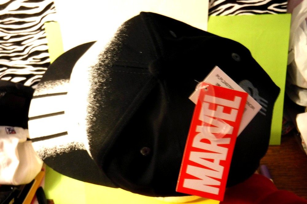 NWTS-OOP-MARVEL COMICS THE PUNISHER GRAPHIC DESIGN BASEBALL CAP; SNAP BACK HAT