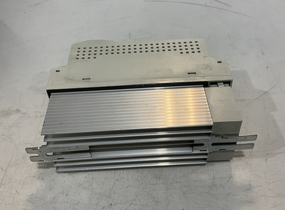 LENZE ECSEA008C4B SERVO DRIVE VARIABLE FREQUENCY CONTROLLER INVERTER XE25
