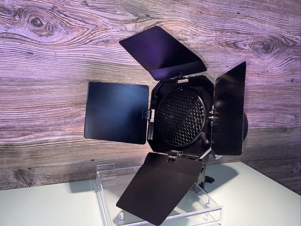 studio spotlight equipped with barn doors Great Find Get It Now Won’t Last!!!!!