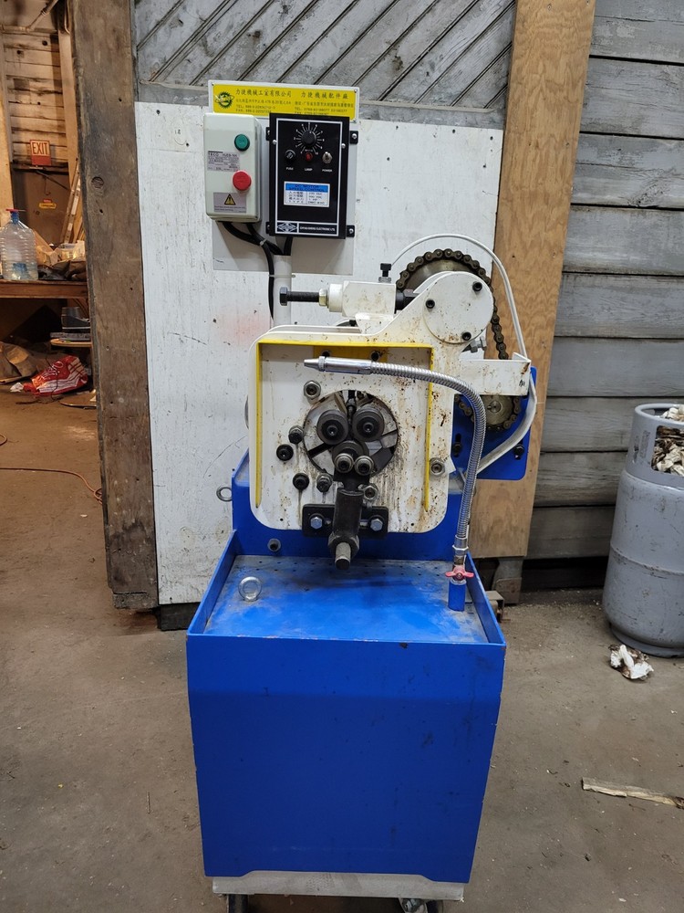 Thread rolling machine