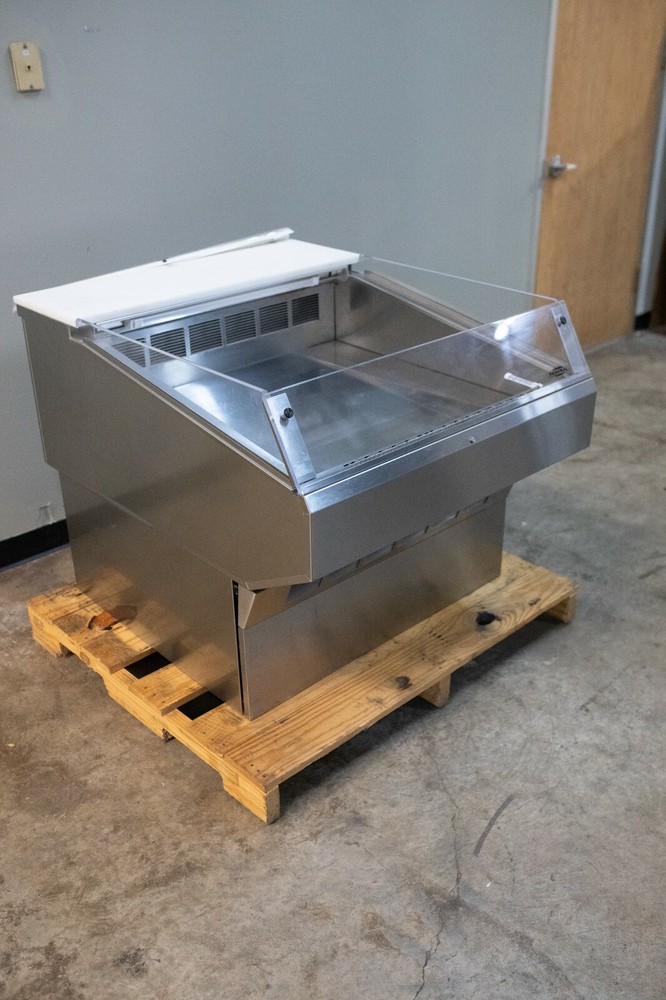 Federal SQ-3CDSS Refrigerated Self Serve Case - New - Open Box