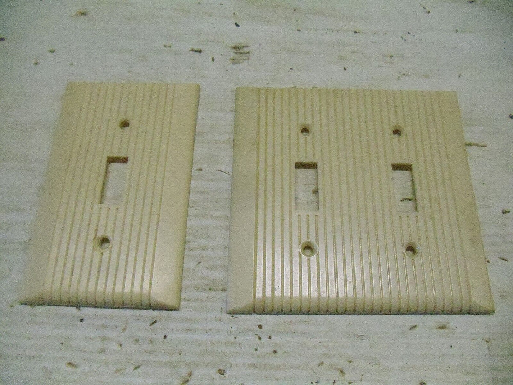 2 OLD VINTAGE BAKELITE ELECTRICAL SWITCH PLATE COVERS IVORY  RIBBED  GE