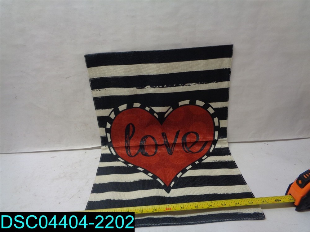 VALENTINES DAY FLAG DECORATION