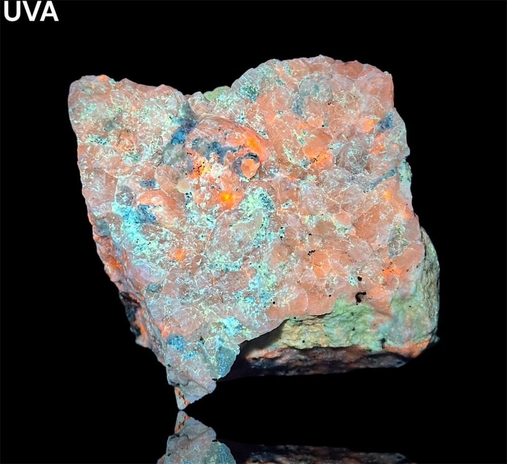 719 Gr. Fluorescent Strong Persistent Phosphorescent Hackmanite, Phlogopite, Mtr