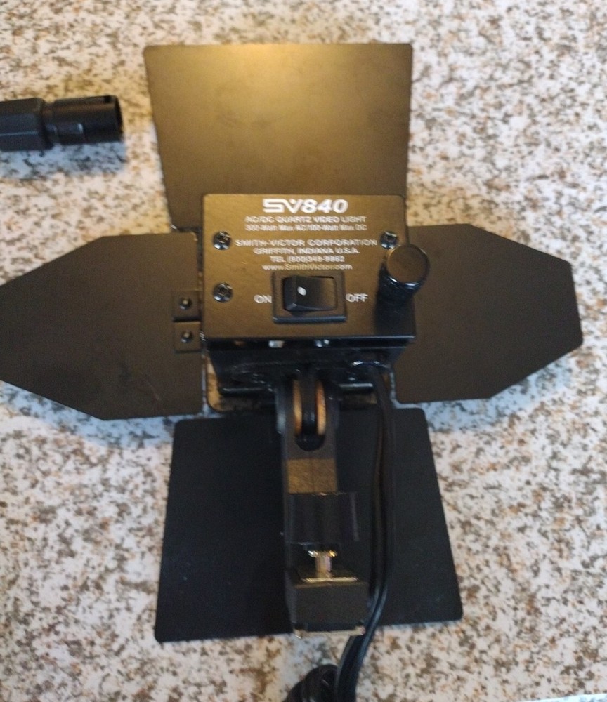 Smith-Victor Camera Mounted Quartz Halogen Digital Video Light SV840