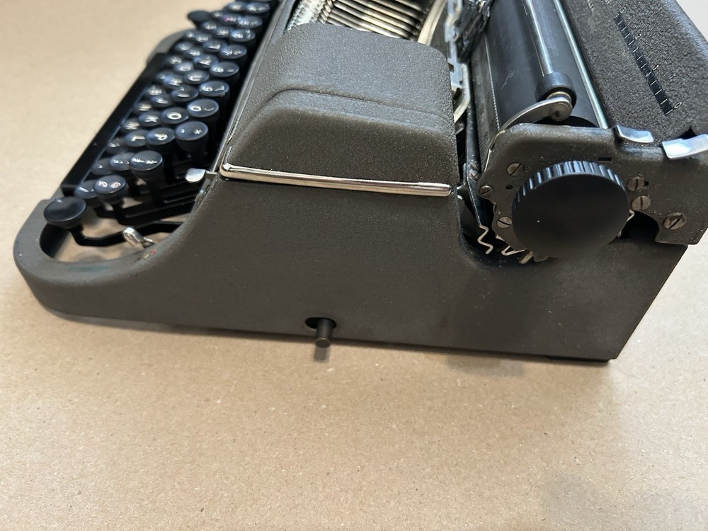 Underwood Universal Portable Typewriter w/case/key/ WORKING/ USA