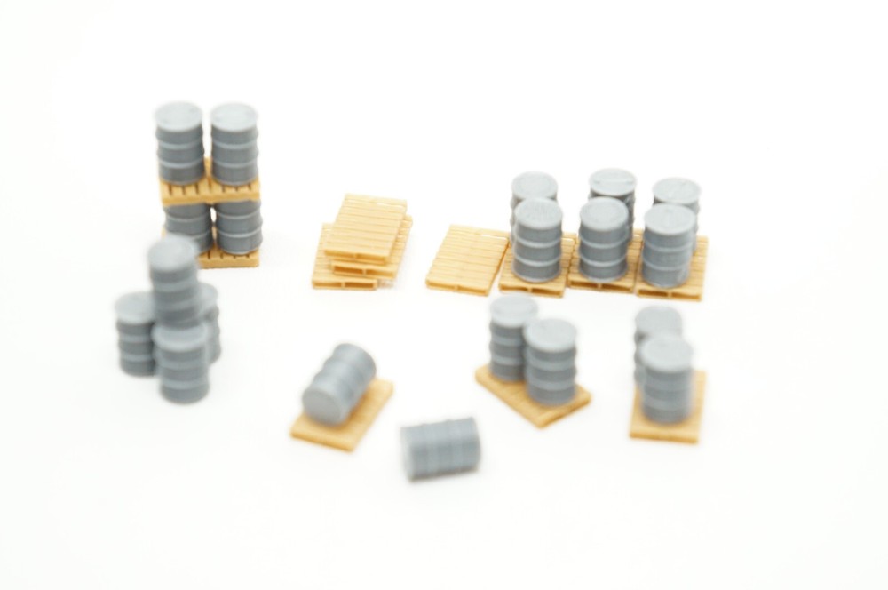 HO Scale Pallets & Drums - 20 Silver Drums & 12 Pallettes - Loading Dock