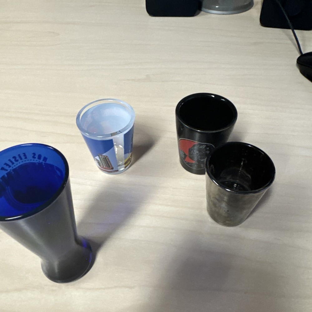 Set a 4 assorted shock glasses
