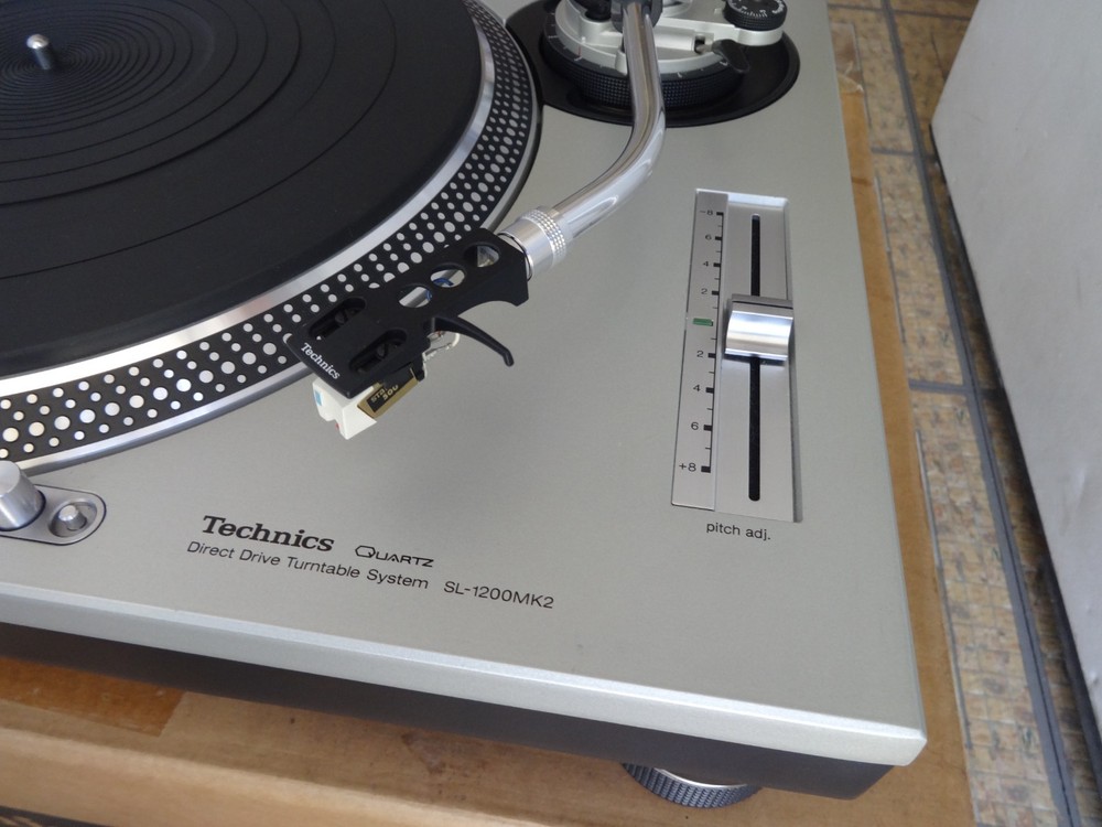 TECHNICS SL-1200MK2 PROFESSIONAL DIRECT DRIVE TURNTABLE