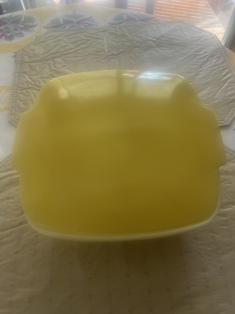 Pyrex Yellow 525-B 2 1/2 Qt Vintage Covered Rounded Square Hostess Casserole