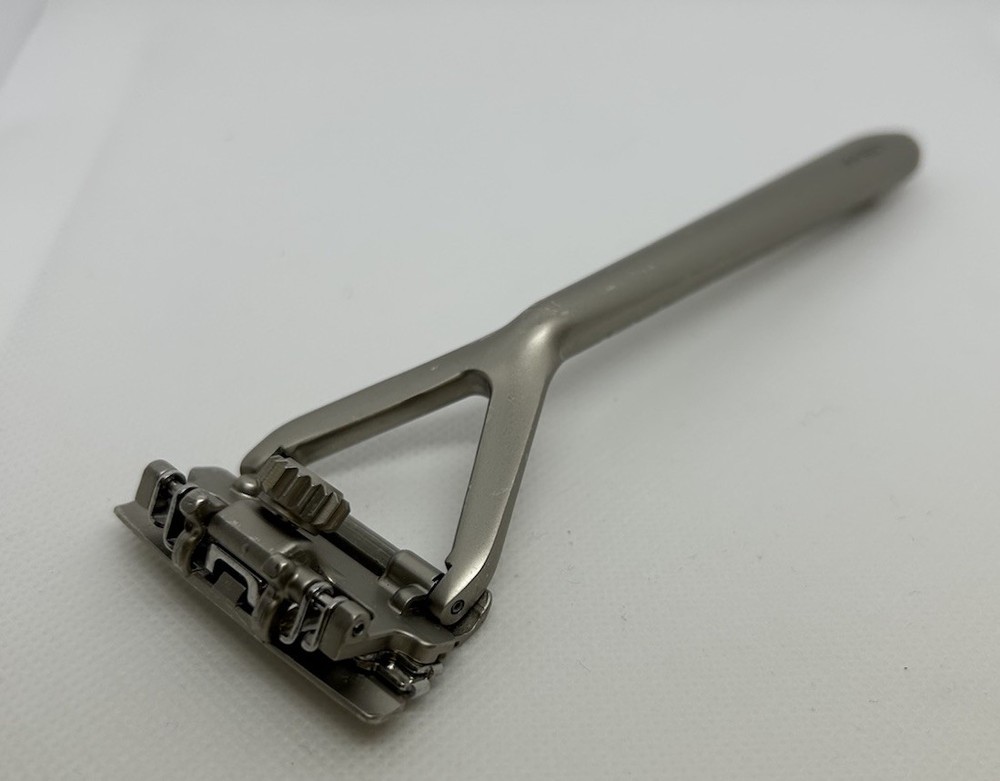 Leaf Razor Silver Triple-Blade Pivoting Head Safety SANITIZED READ DESCRIPTION