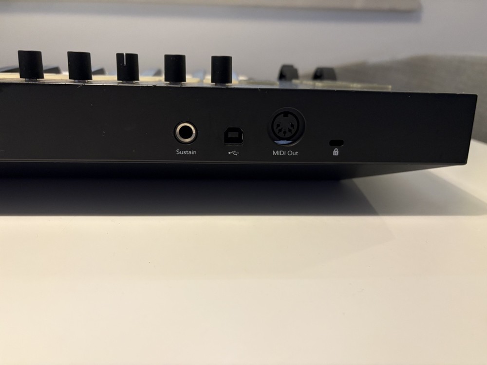 Keyboard Novation Launchkey 49 with Pad Triggers