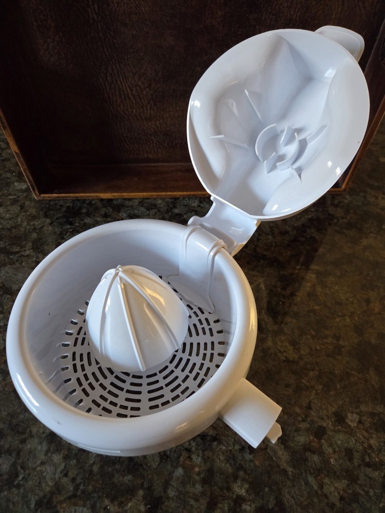 White Juicer Attachment for KitchenAid 5KFP1333,1334 KJA13 Food Processor Used