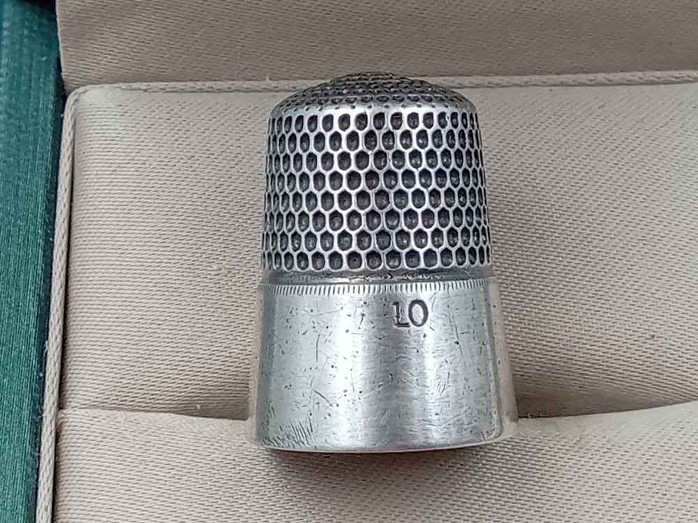 Sterling Silver Vintage Thimble w. Initials M.D. in Old English Script