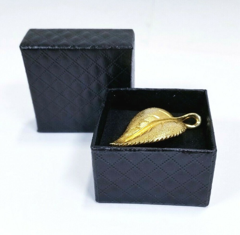 GOLD IN COLOR LEAF 2" PENDANT/PIN
