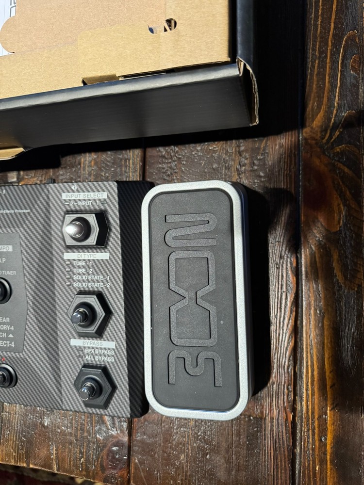 Zoom B6 Bundle: Bass Multi-FX + (BONUS) Wireless App Control & Expression Pedal