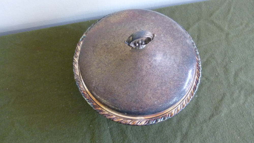 WM Rogers by Oneida LTD Silversmiths Lidded Silver Plated Serving Footed Dish