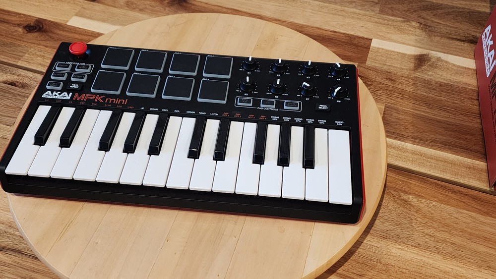 Akai Professional MPK Mini Compact Keyboard and Pad Controller - Excellent Cond.