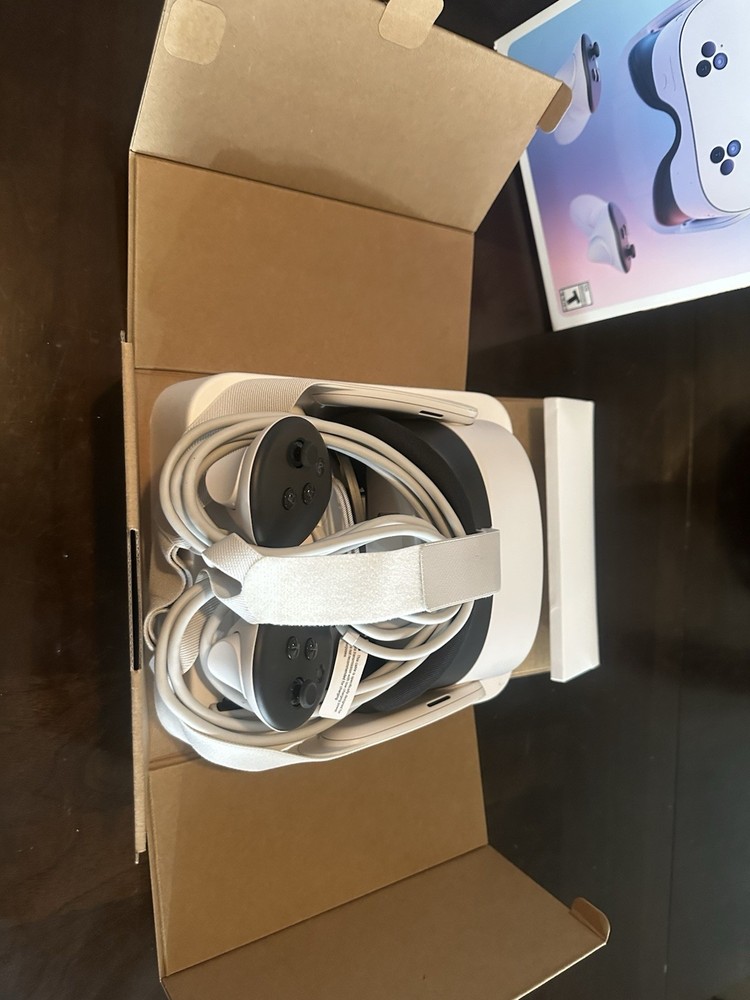 Meta Quest 3S 128GB VR Headset Batman Arkham Shadow Edition