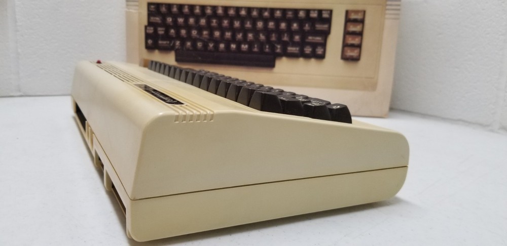 Vintage Commodore VIC-20 Computer System W/ Box Manual & Cords Powers Up