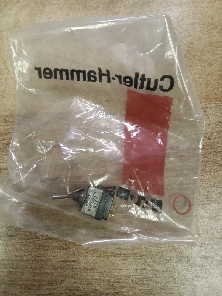 Cutler-Hammer 8866K7 MS24655-221 Toggle Switch