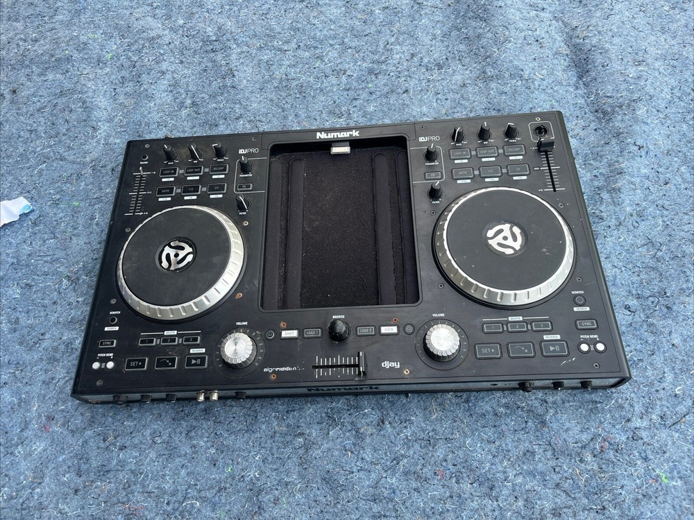 Numark IDJ PRO controller W/Case (Missing Power Cord) Parts only ,UNTESTED
