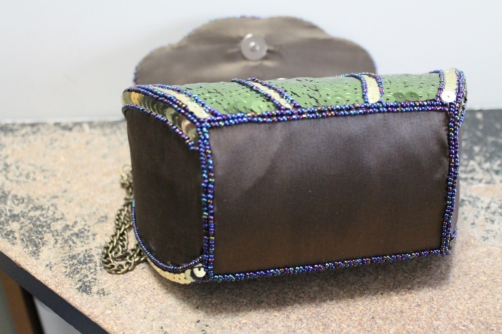 VINTAGE green sequin purse with elegant chain "strap"