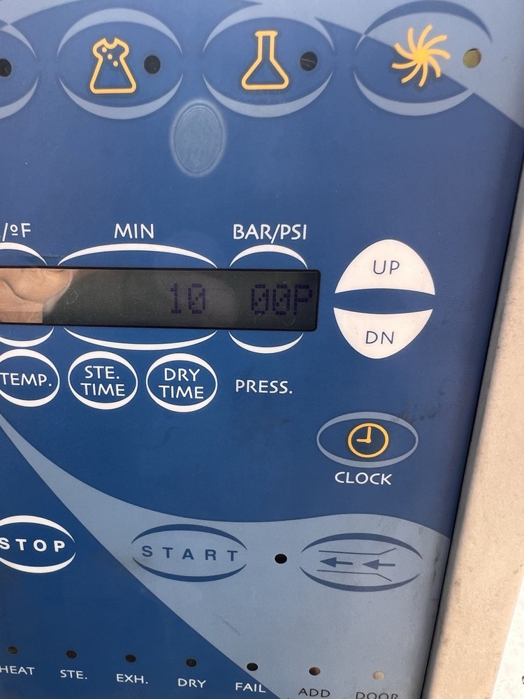 TUTTNAUER EZ10 AUTOCLAVE STEAM STERILIZER POWERS ON