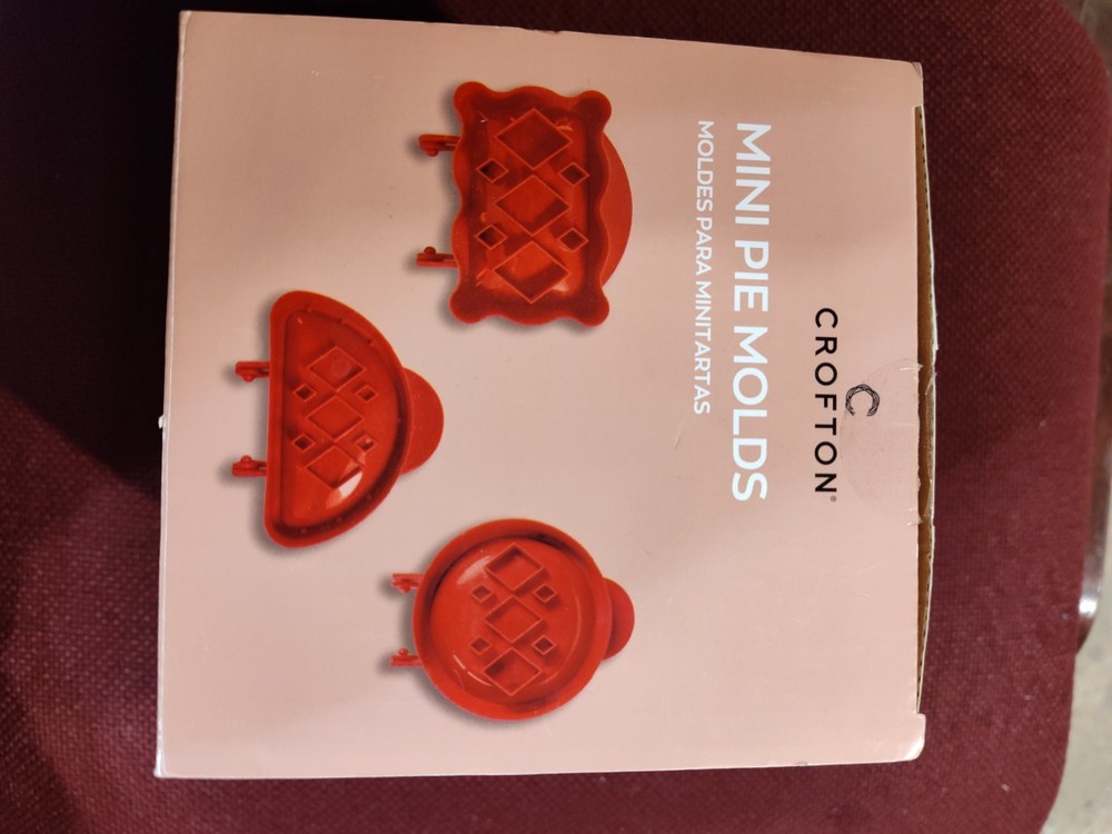 New In Box Crofton Mini Pie Molds 3 Piece Set