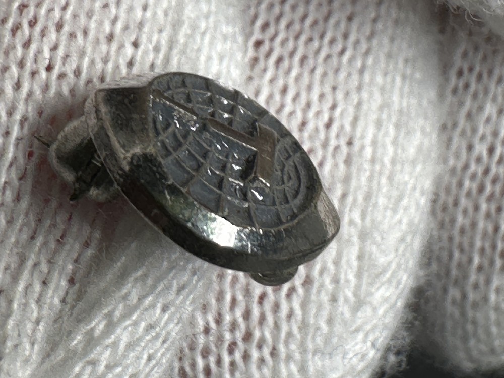 VINTAGE T1 TUPPERWARE 1 YEAR SILVER TONE PIN AWARD E882