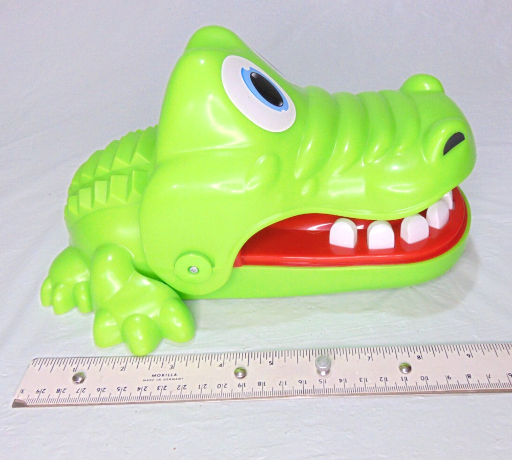 2018 Hasbro ALLIGATOR TEETH GAME - BITING FINGER GAME Fun! Large