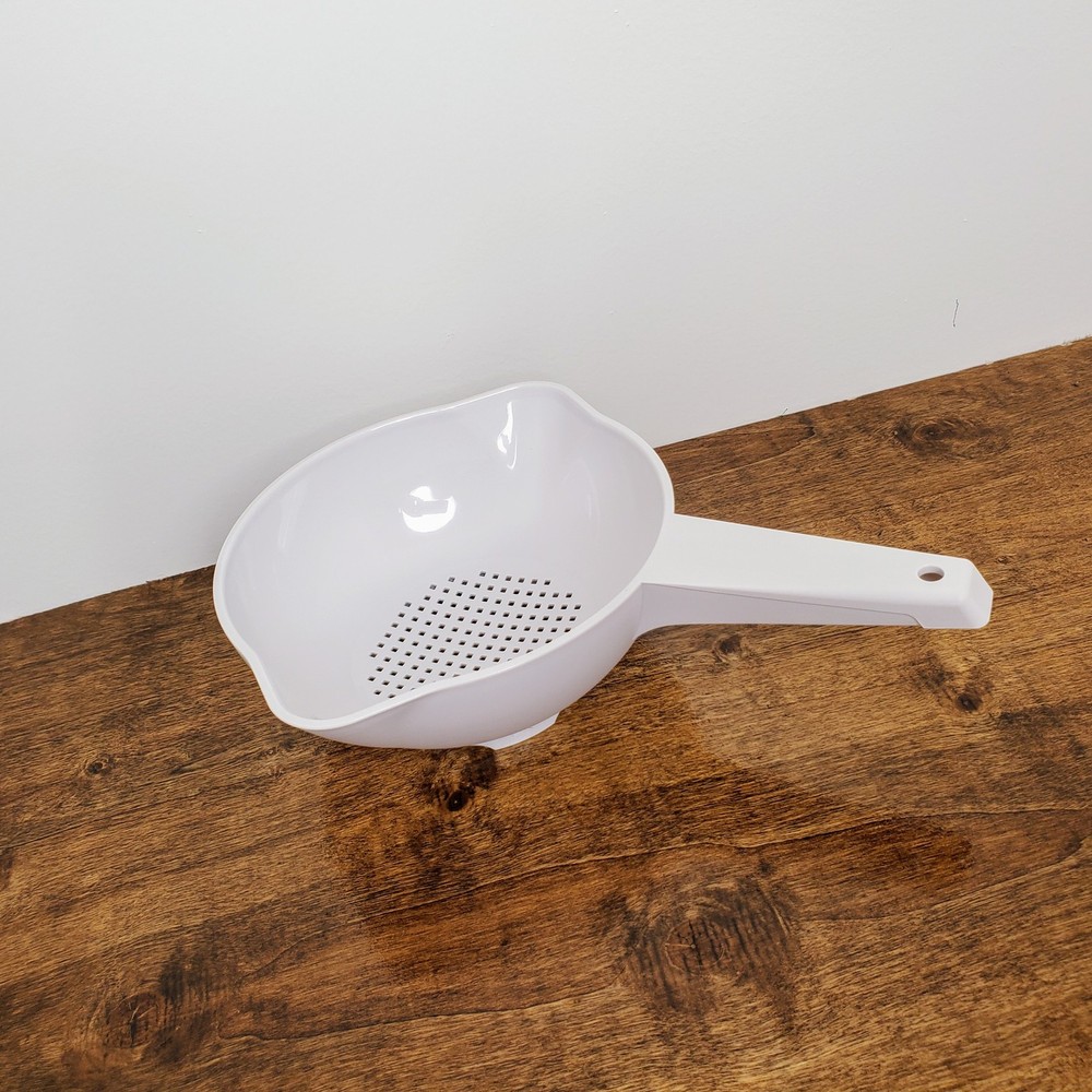 Tupperware Small Strainer Colander with Handle White 1 Quart