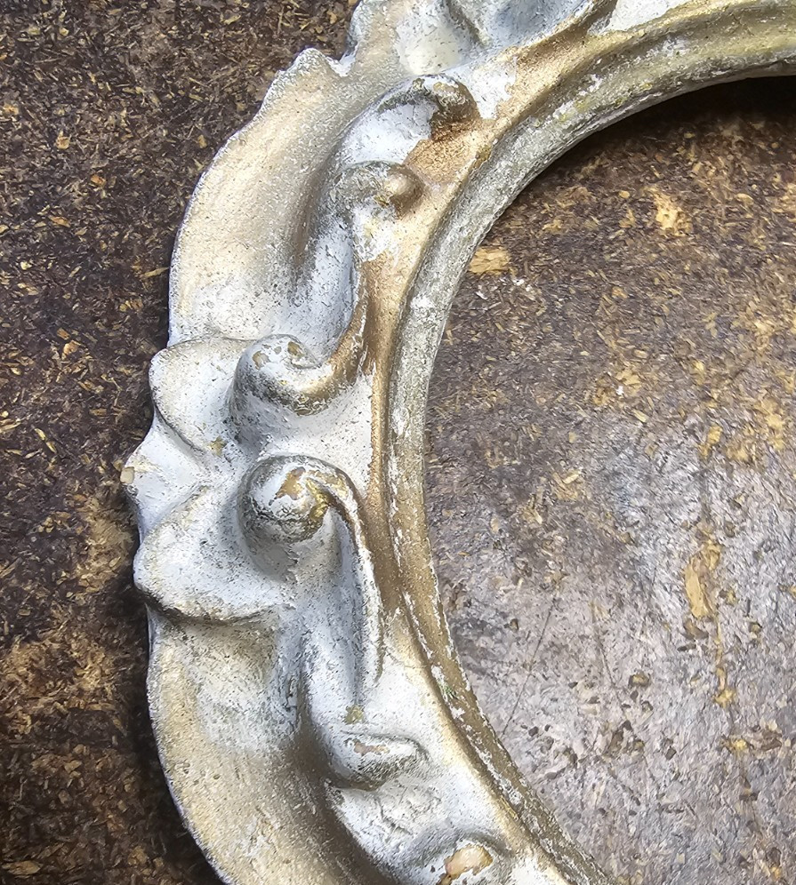 5" round vintage decorative frame collectable