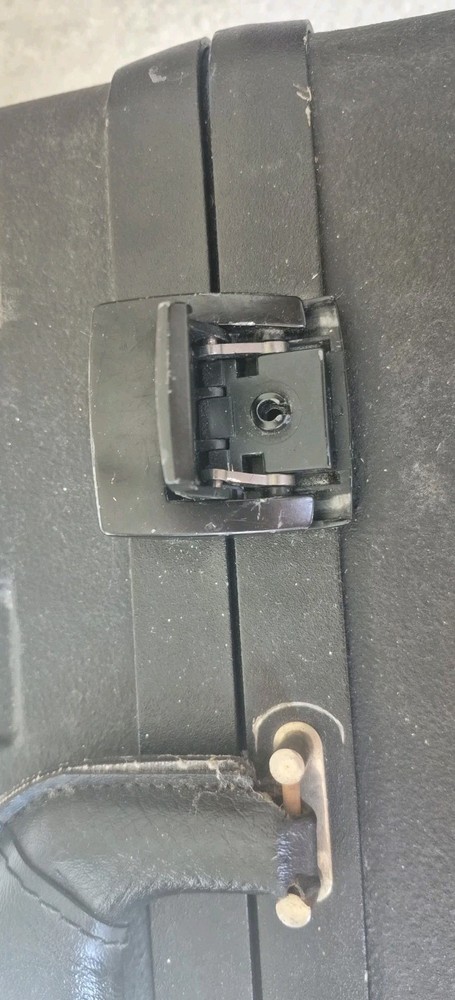 JENSEN TOOLS CASE 18"X15"X9" one latch is broken