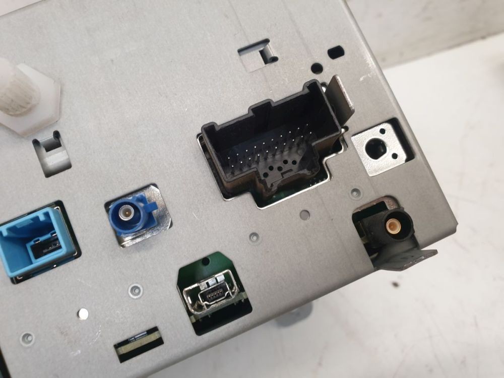 Radio/Navigation System Combination This radio requires a CODE, CODE