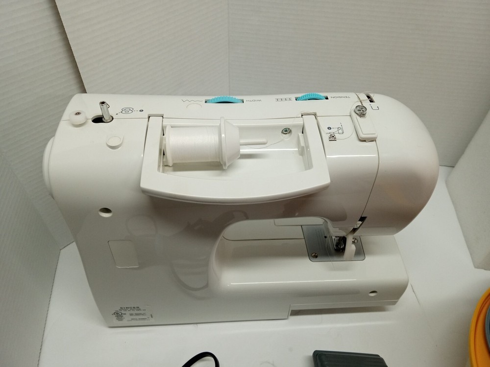 SINGER SEWING MACHINE Model 2263 Tested Works