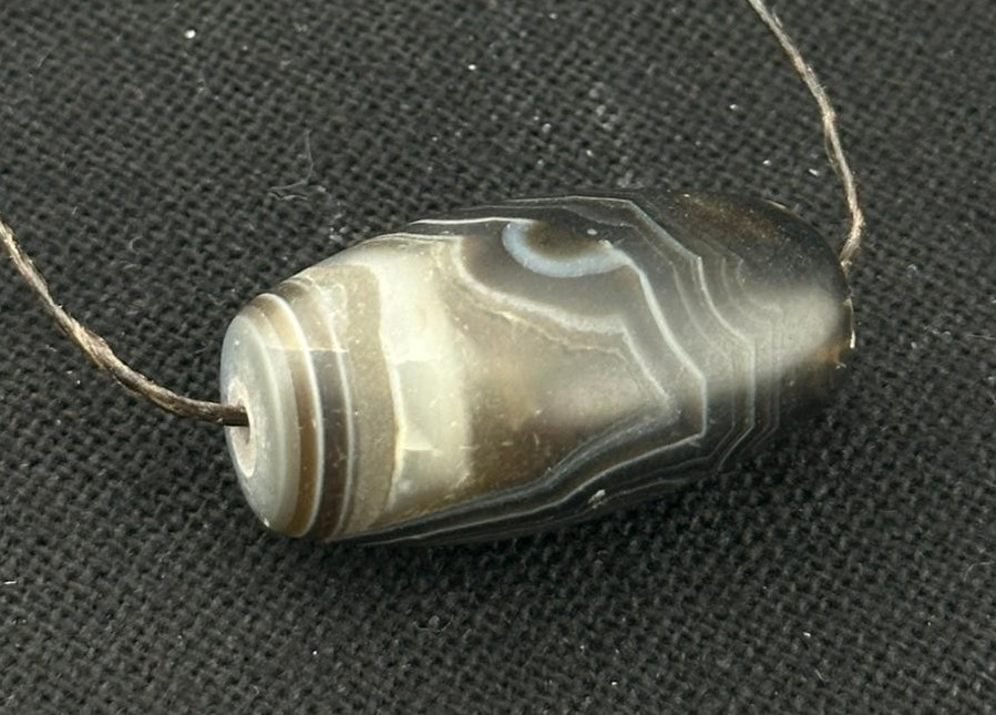 Authentic Ancient Bactrian Baktria Banded Agate Stone Dzi Bead in good Condition