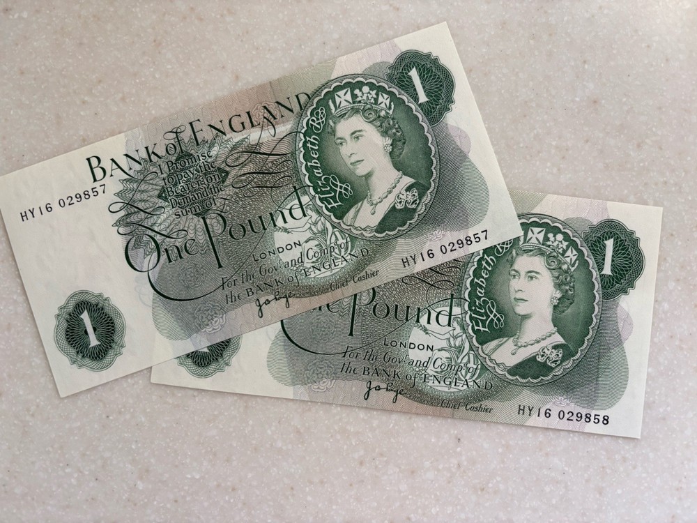 GB £1 Note x2 JB Page 1970 Concecutive numbers.