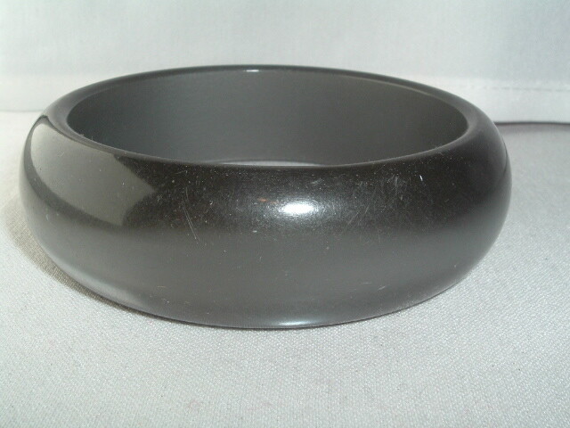 VINTAGE GRAY LUCITE BANGLE BRACELET