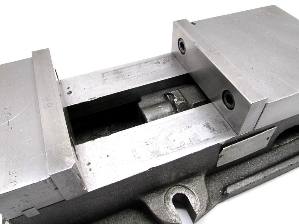 KURT ANGLOCK 6" MILLING MACHINE VISE w/ JAWS - #D60
