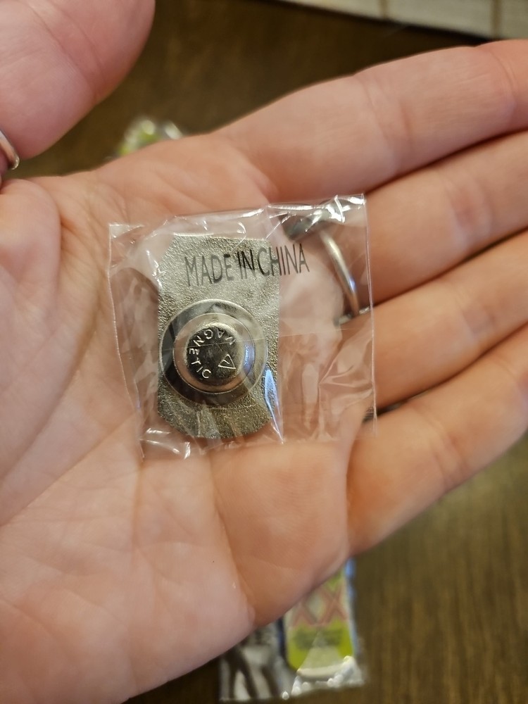 Wearable Mini Dos EQUIS MAGNET