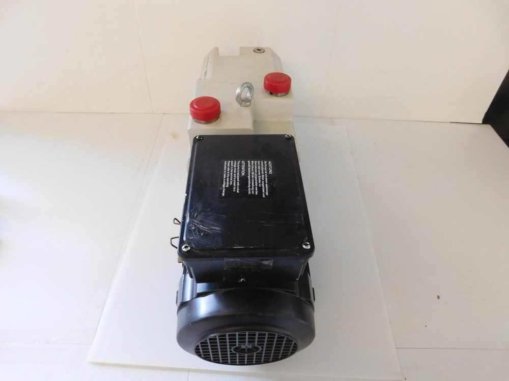 PFEIFFER TYPE UNO 30M VACUUM PUMP (SCW29)