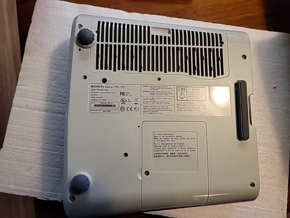 SONY VPL-TX7 PROJECTOR turns on