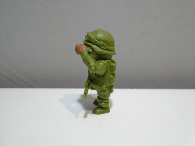 MICRO MINIATURE RUBBER ARMY GUY LOOKING THRU BINOCULARS 1" FIGURE UNBRANDED