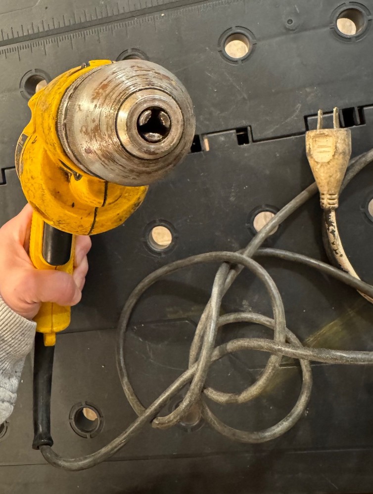 Dewalt D21009 - 3/8" 6 A - Keyless Variable Speed Reversable Corded Drill