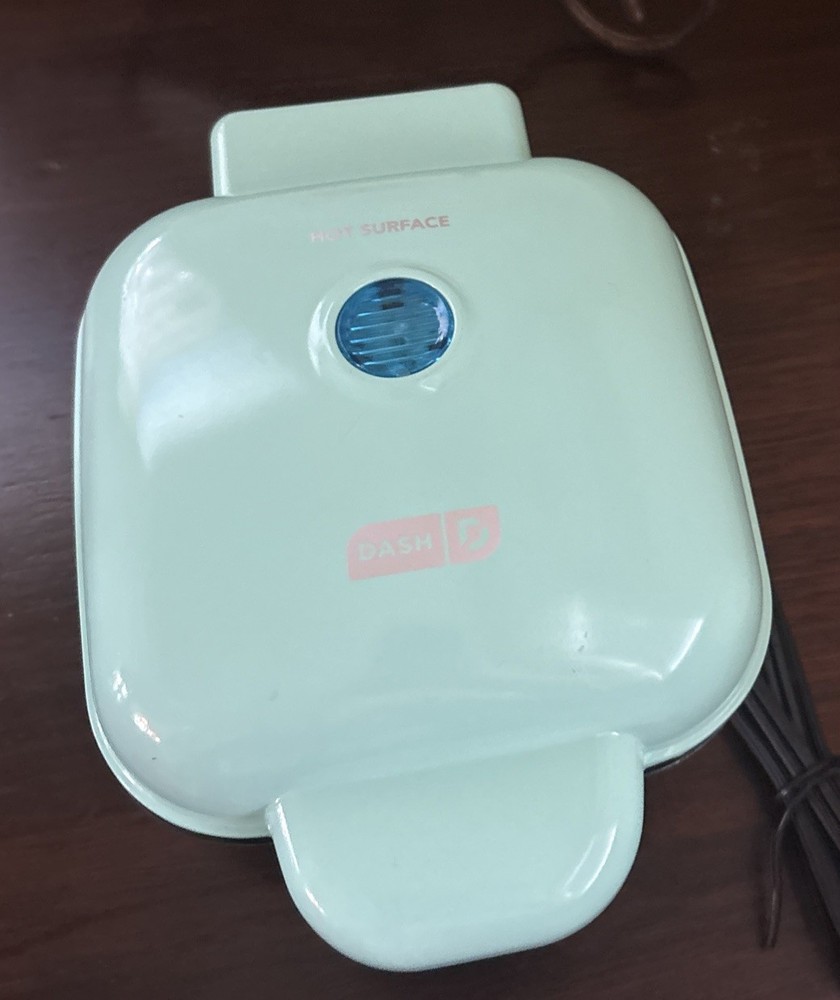 Dash Egg Bite Maker Makes 4 Egg Bites Teal Black DBBM400GBAQ04 New Without Box