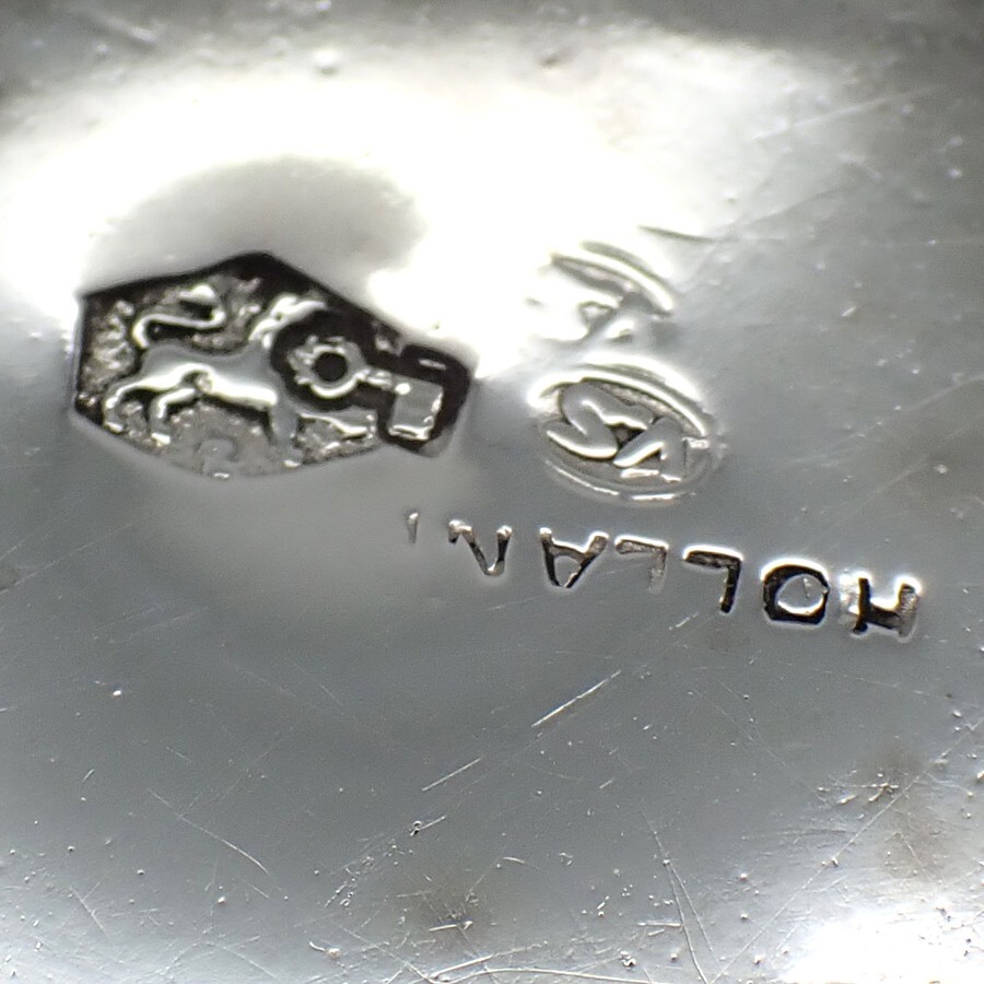 Dutch Pill Box 833 Silver Figural Decorations