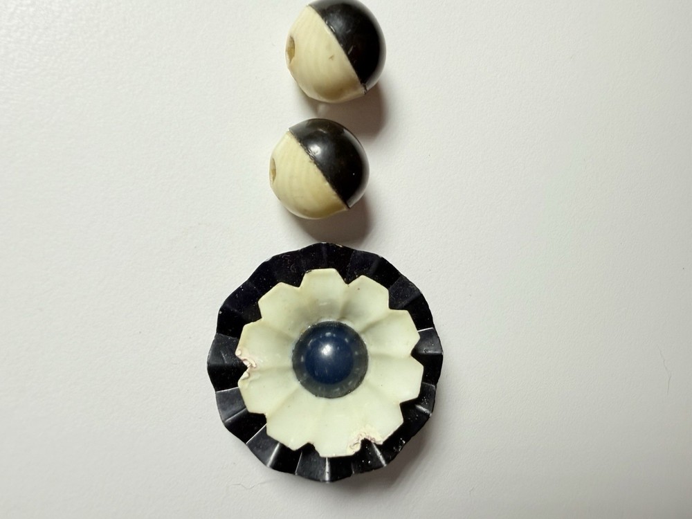 Three Vintage Black and White Celluloid Buttons 3131)