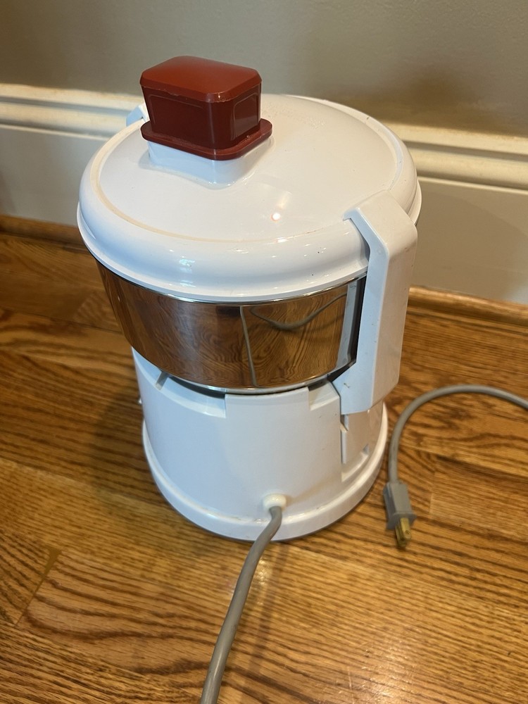 Omega Fruit Vegetable Juicer Extractor Model 1000